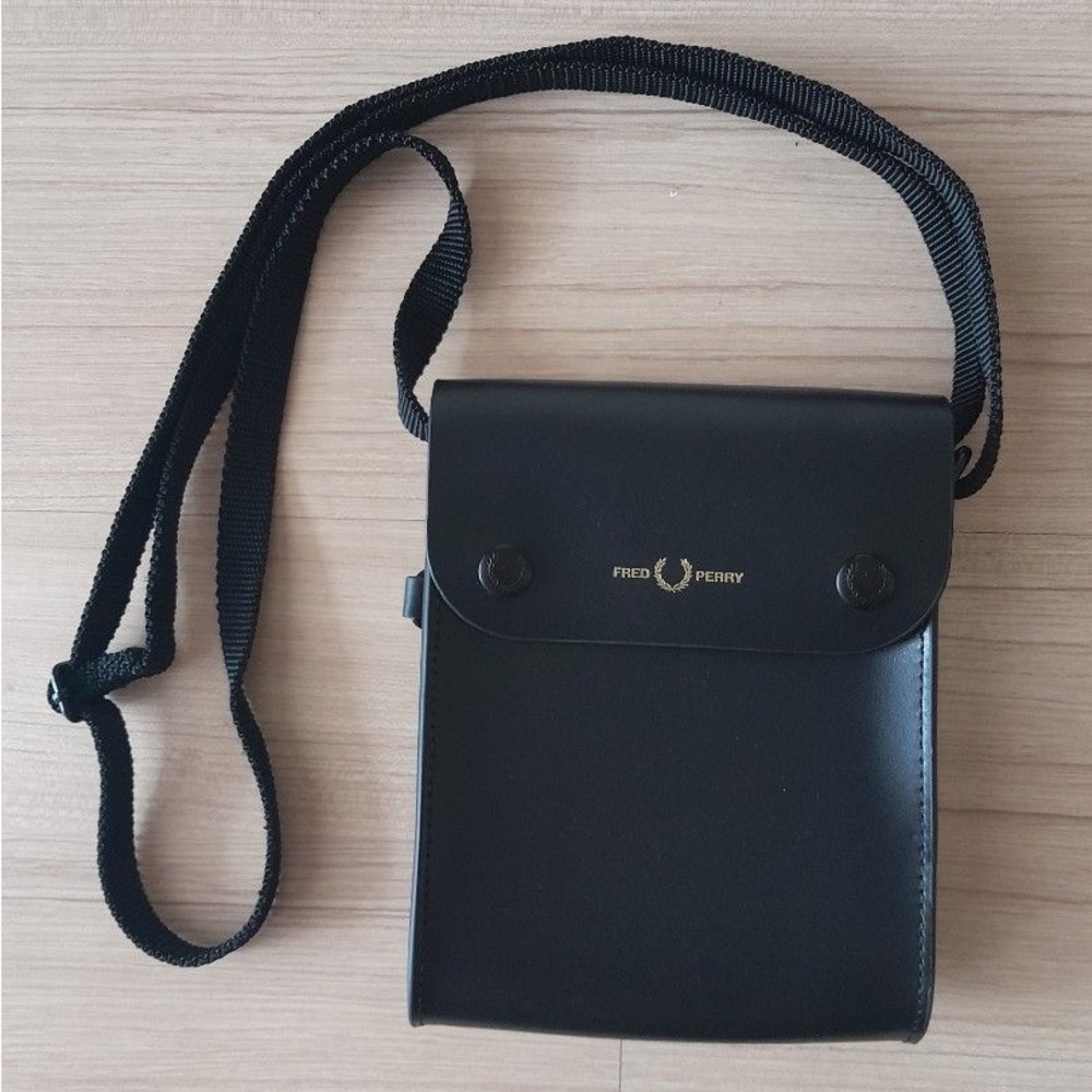 Fred Perry smooth leather side bag